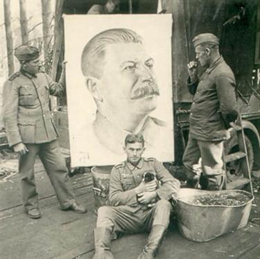 [stalin+and+soldiers.jpg]