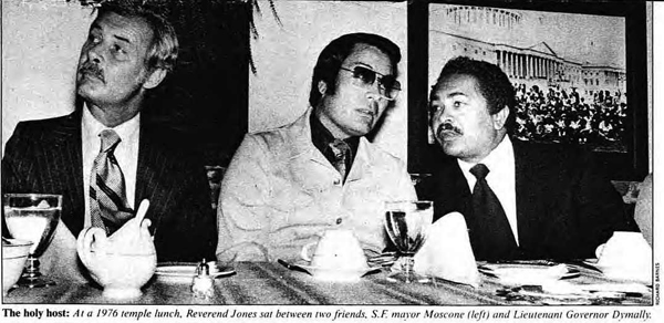 O anfitrião sagrado: em um almoço no templo de 1976, o reverendo Jones sentou-se entre dois amigos, o prefeito de SF Moscone (à esquerda) e o tenente governador Dymally.